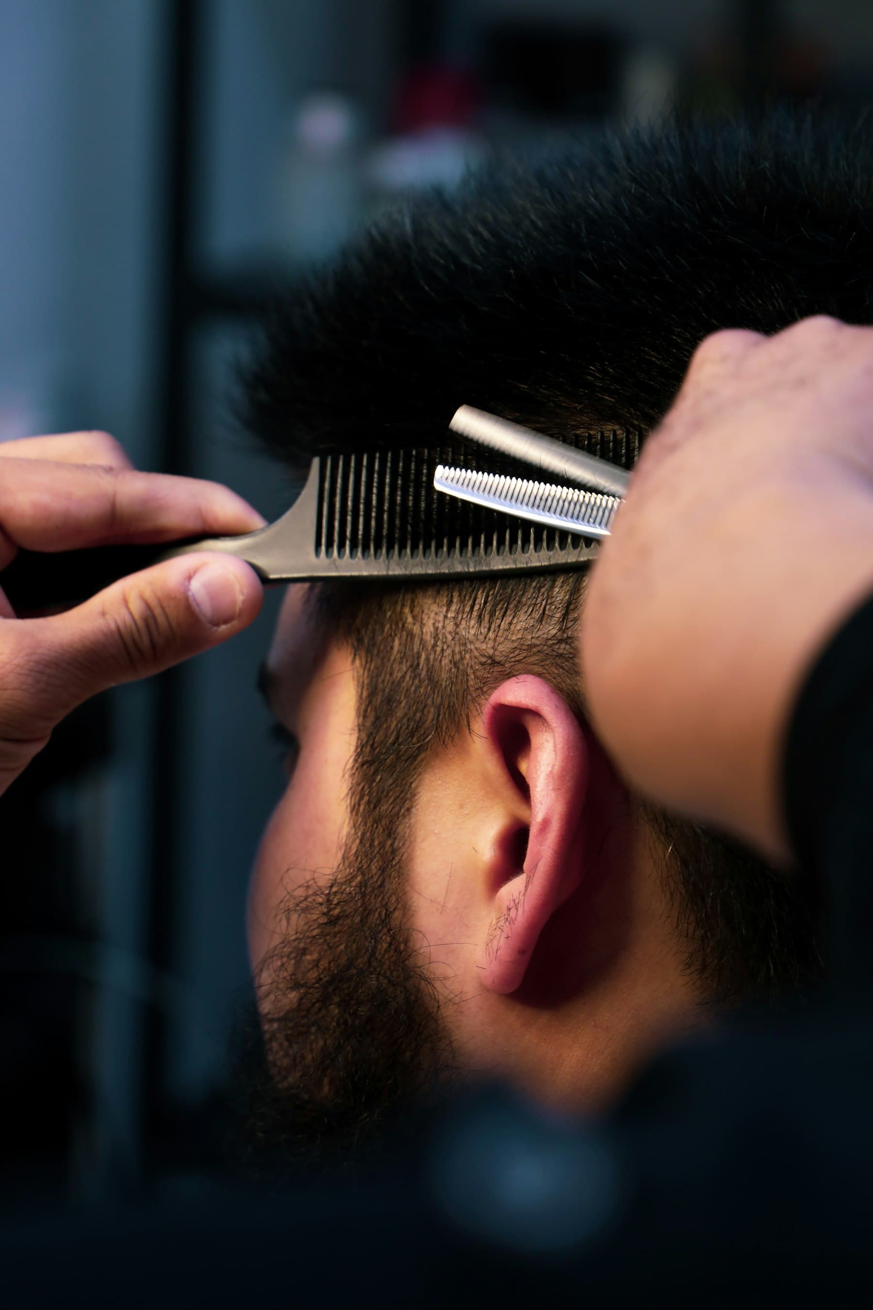 Aitor Sáenz midiendo un corte con peine