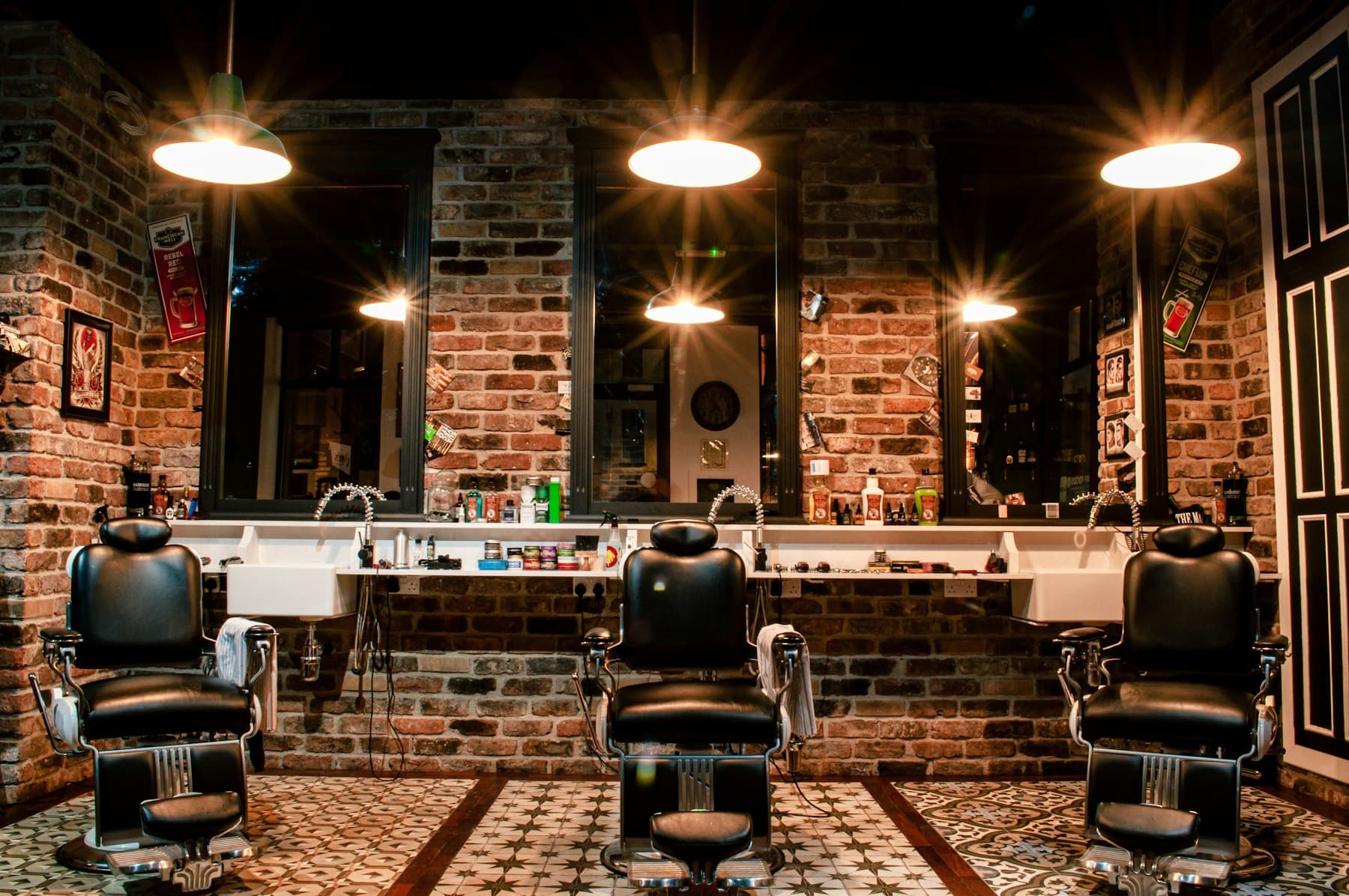 Sala principal con sillones de barbero