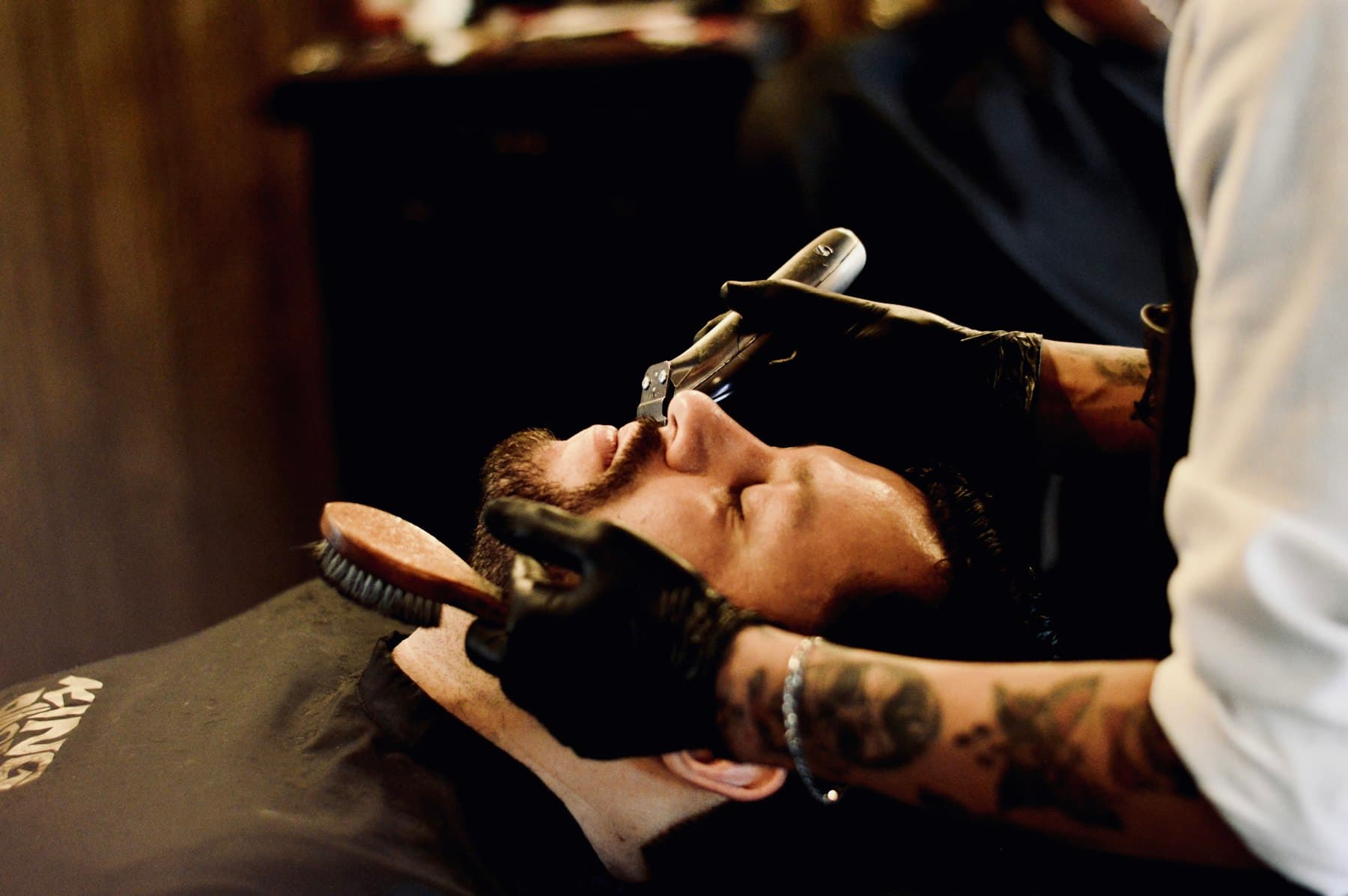 Cliente recostado durante el perfilado de barba