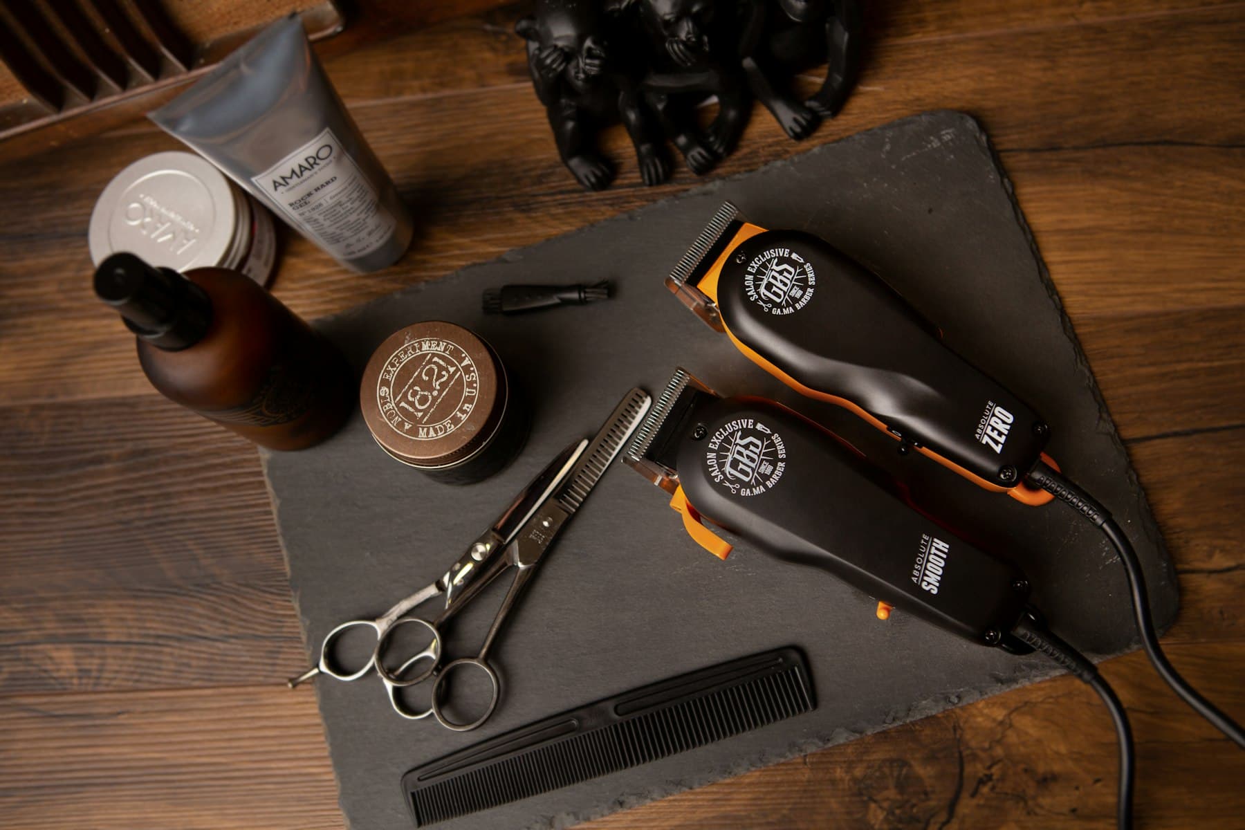 Herramientas y productos de barbería sobre madera oscura